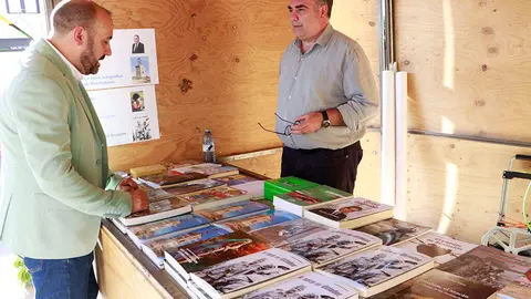 Jes&uacute;s Ruiz saluda a Javier Flores, uno de los editores participantes
