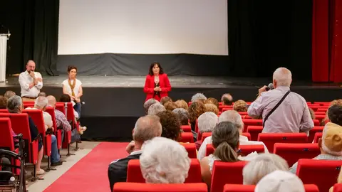 Gema Garc&iacute;a hablando con los vecinos