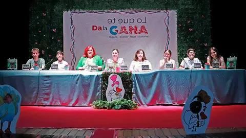Mesa compartida por autores, editoras y la edil de Cultura