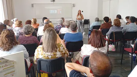 Un momento del taller celebrado en la sala de actividades del Mercado Municipal
