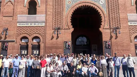 Posado de la expedici&oacute;n de aficionados almodovare&ntilde;os, ayer ante la puerta grende la Monumantal madrile&ntilde;a