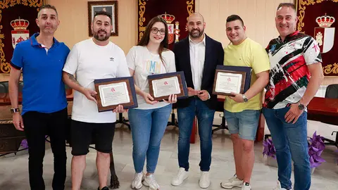 Los campeones rabaneros, posan ayer tarde con las placas entregadas por el alcalde y el edil de Deportes