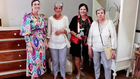 La monitora, Teresa Garc&iacute;a-Minguill&aacute;n, segunda por la derecha, junto a algunas visitantes a la muestra y la edil Virginia L&oacute;pez