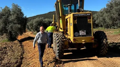 El alcalde, Jos&eacute; Luis Cabezas, supervisa las actuaciones en los caminos