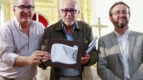 Juli&aacute;n Calvo y Pablo Toledano, tras entregar a Inocente Benadero D&iacute;az-Flores la placa de recuerdo como pregonero