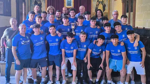 El CF Almod&oacute;var Juvenil, posando este viernes con los mun&iacute;cipes en el sal&oacute;n plenario consistorial
