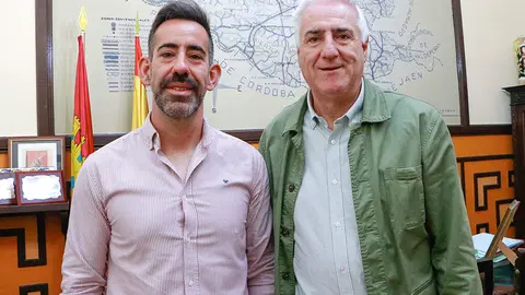 Pedro, junto al alcalde de Almod&oacute;var del Campo