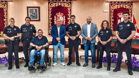 Posado de los nuevos agentes este lunes, junto a compa&ntilde;eros y autoridades locales