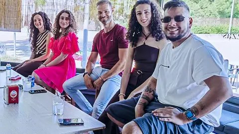 Los cinco j&oacute;venes profesionales que contaron sus respectivas experiencias el pasado viernes