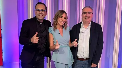 Raquel Mart&iacute;n Menor, presentadora del especial Corpus Christi de Toledo, junto a Valent&iacute;n Aparicio y Roberto Jim&eacute;nez