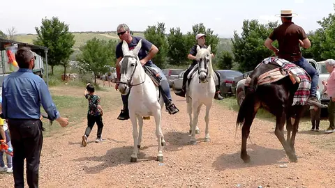 Jinetes a caballo saludan al alcalde torte&ntilde;o, en una imagen de archivo