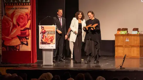 Gema Garc&iacute;a entrega el premio a Carlos Santos en la duod&eacute;cima edici&oacute;n del Festival de Cine de Calzada de Calatrava