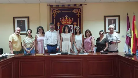 Foto de familia de representantes de Calzada de Calatrava y Vald&eacute;s durante el acto de la firma del convenio