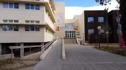 Fachada de la Escuela de Ingenier&iacute;a de Caminos de la UCLM en Ciudad Real