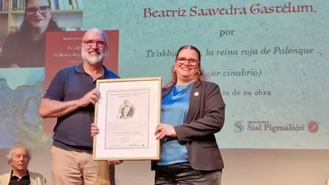 Beatriz Saavedra Gast&eacute;lum, recibe el premio de manos de Jos&eacute; Manuel Lucia Meg&iacute;as