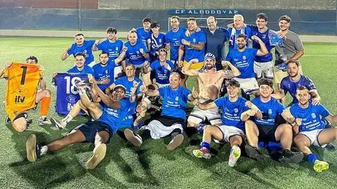 Feliz posado de jugadores, cuerpo t&eacute;cnico, responsables del CF Almod&oacute;var y del propioo alcalde, tras certificar ayer el ascenso del filial a Primera Auton&oacute;mica