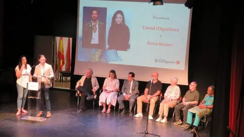 Presentadores del acto y componentes del jurado