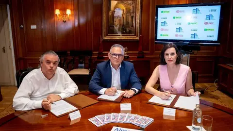 Jes&uacute;s Hern&aacute;ndez, &Aacute;ngel Luis G&oacute;mez e Irene Pardo, firma