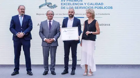 El alcalde, junto al consejero, en la entrega ayer del premio