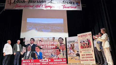 Momento en que son desvelados los carteles de la Feria Taurina 2026 de Almod&oacute;var del Campo