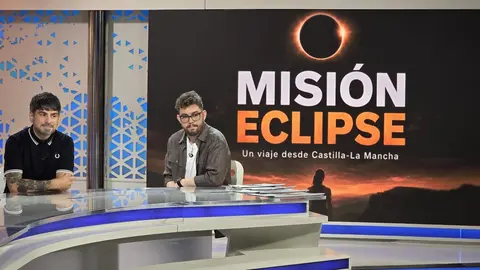 Juan Antonio Lorente, director del p&oacute;dcast, y Sergio Checa, int&eacute;rprete de El Sol, en el informativo 'CLM Despierta'