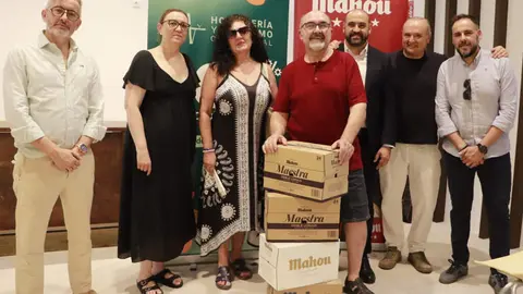 Entrega del premio al cliente por parte de la firma Cervezas Mahou
