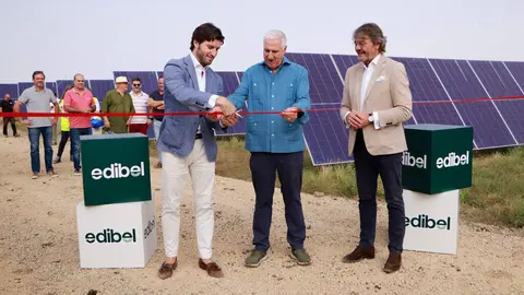 Cortando la cinta como gesto de puesta de largo de la planta