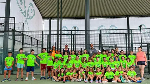 Foto posado con participantes, monitores y responsable municipal