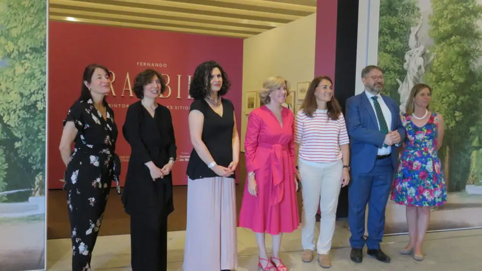 Blanca Padilla, directora de Actos Oficiales y Culturales de Patrimonio Nacional;&nbsp;Isabel Rodr&iacute;guez Marco, comisaria de la exposici&oacute;n;&nbsp;Ar&aacute;nzazu Urbina &Aacute;lvarez, subdirectora general de Sostenibilidad y Desarrollo Tur&iacute;stico de la&nbsp;Comunidad de Madrid; Ana de la Cueva, presidenta de Patrimonio Nacional; M&ordf; Dolores Men&eacute;ndez, gerente de Patrimonio Nacional; V&iacute;ctor Cageao, director de la Galer&iacute;a de las Colecciones Reales, e&nbsp;Irene Dom&eacute;nech, subdirectora de la Galer&iacute;a