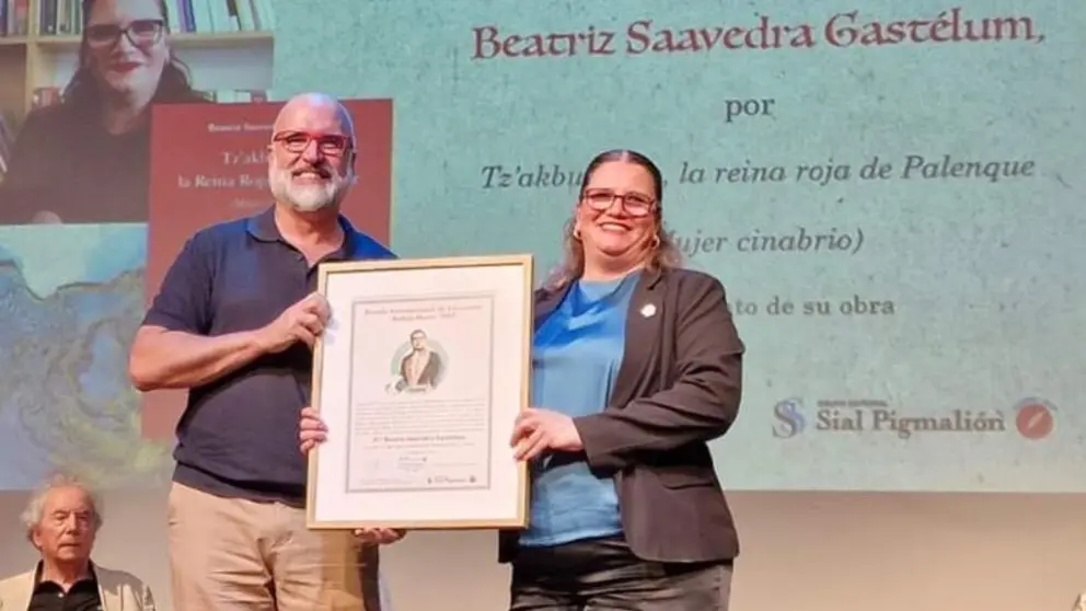 Beatriz Saavedra Gast&eacute;lum, recibe el premio de manos de Jos&eacute; Manuel Lucia Meg&iacute;as