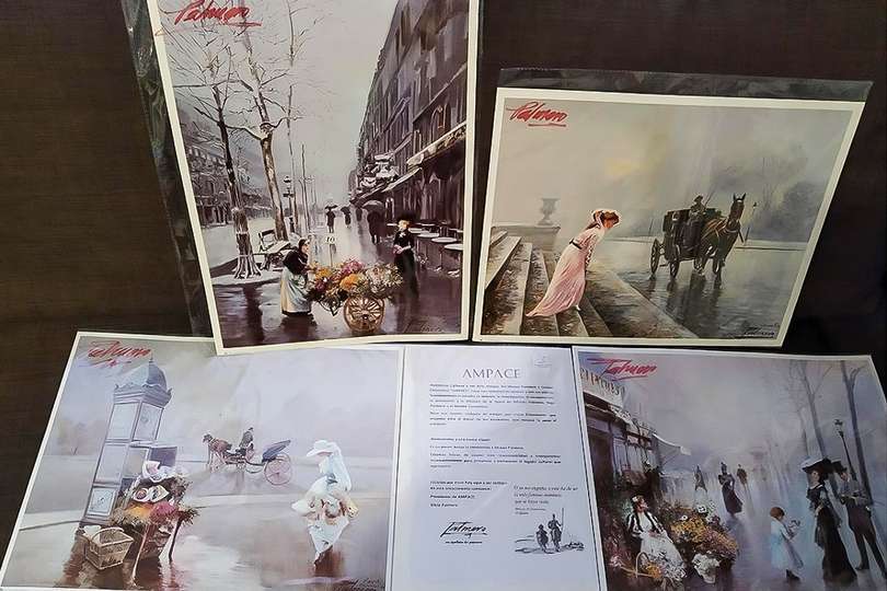 Láminas de recuerdo que recibieron los visitantes