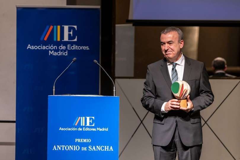 Lorenzo Silva con su galardón