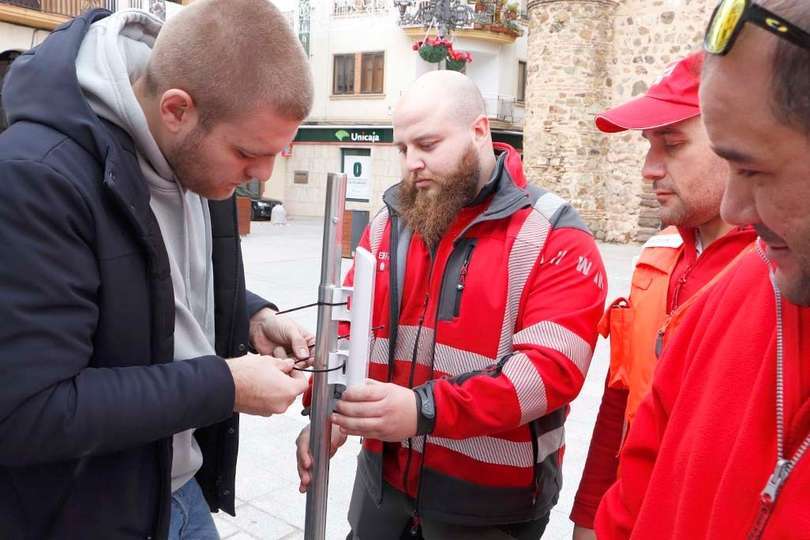 Montando una de las antenas que incluye el carro de comunicaciones