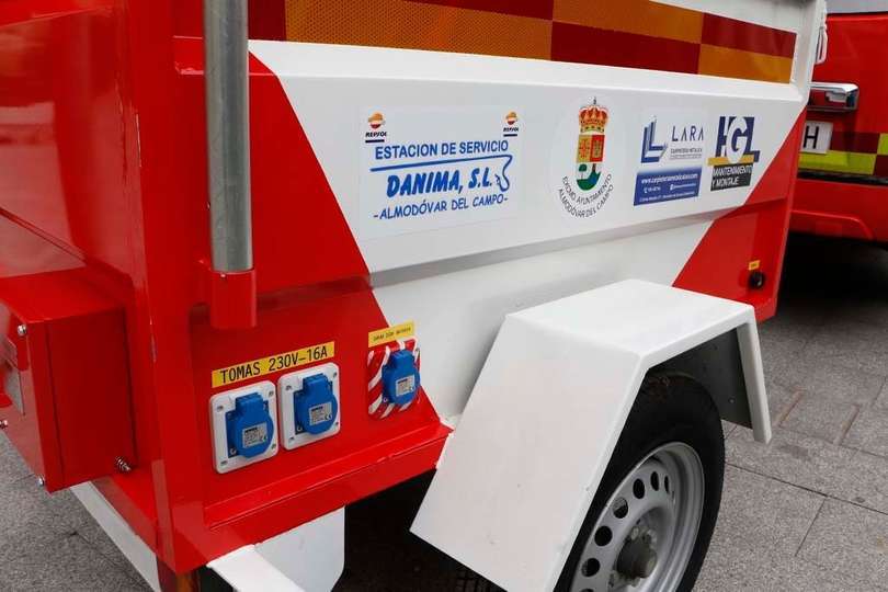Detalle de las tomas convencionales a 230 voltios que se pueden enchufar a la unidad