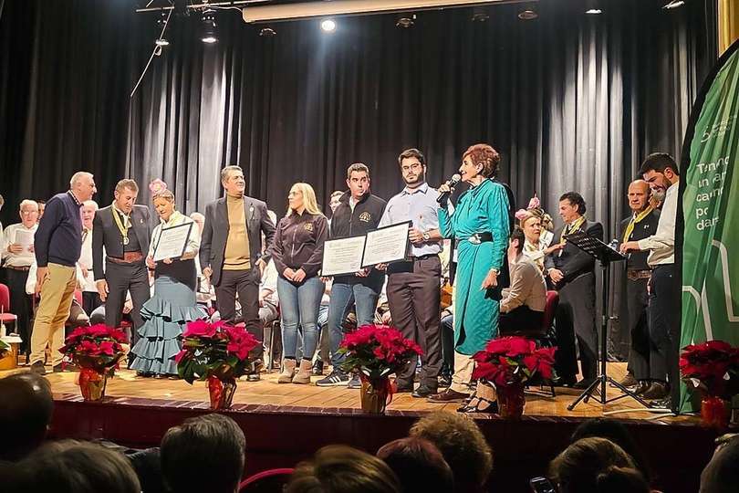 Entrega de recuerdos a los grupos participantes en la gala