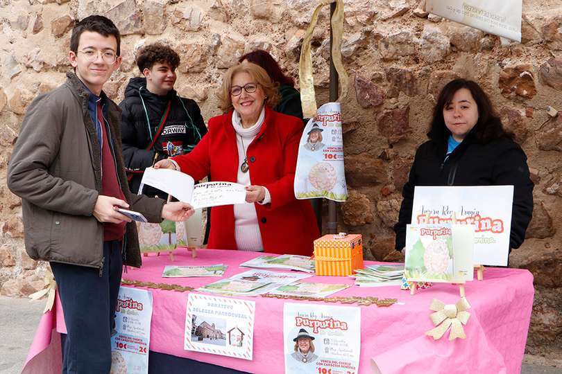 Aurora Rey, entregando un ejemplar firmado de Purpurina no camina