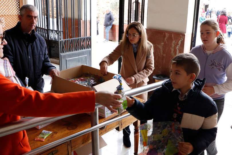 Recibiendo cotillón y uvas de la suerte