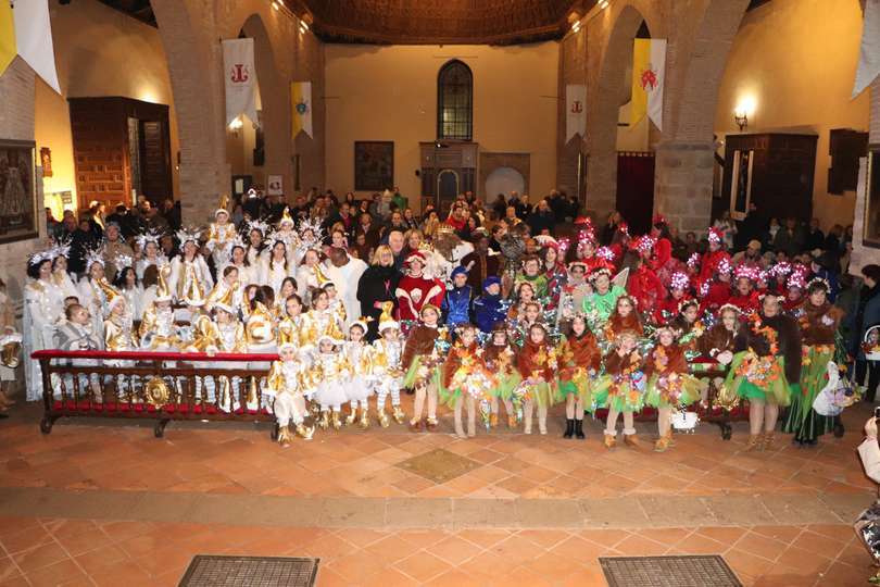 Amplísima foto de familia en el templo parroquial