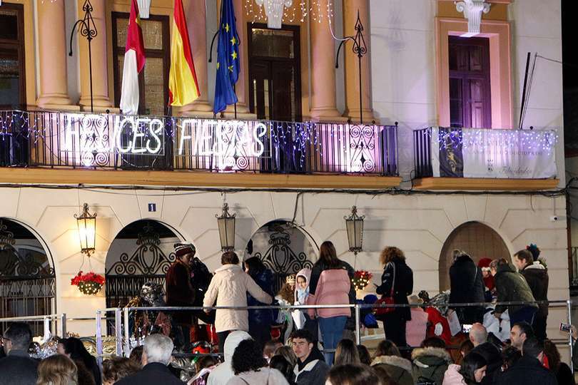 Recogiendo los primeros juguentes a manos de Sus Majestades