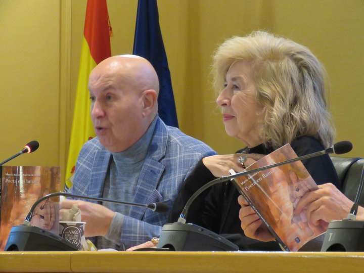 Luis Compés, presidente de la Asociación de Escritores Madrileños y la autora, María Antonia García de León