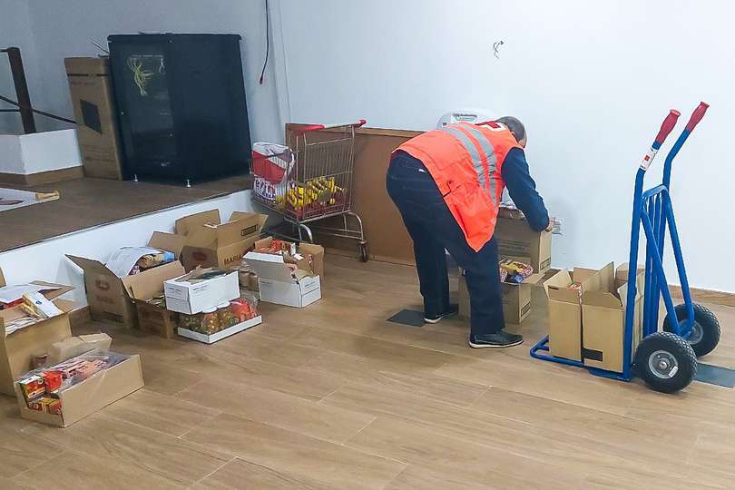 Un voluntario prepara lotes para su reparto