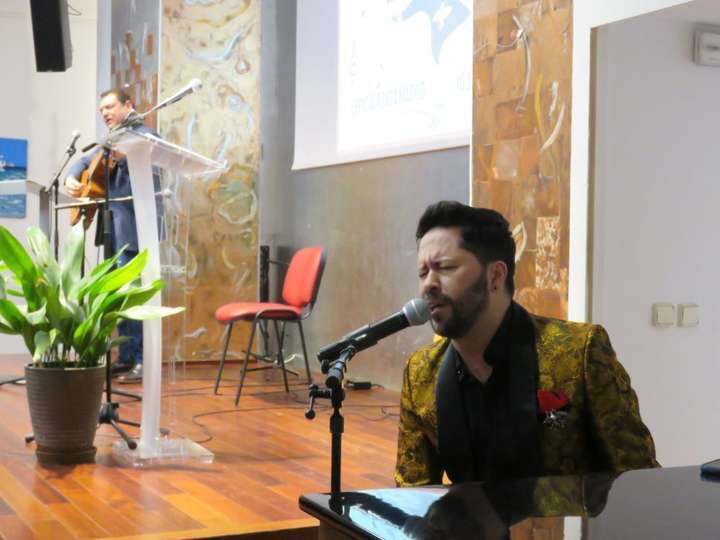 Cristian Báez, en primer término. Al fondo, Álex Flórez