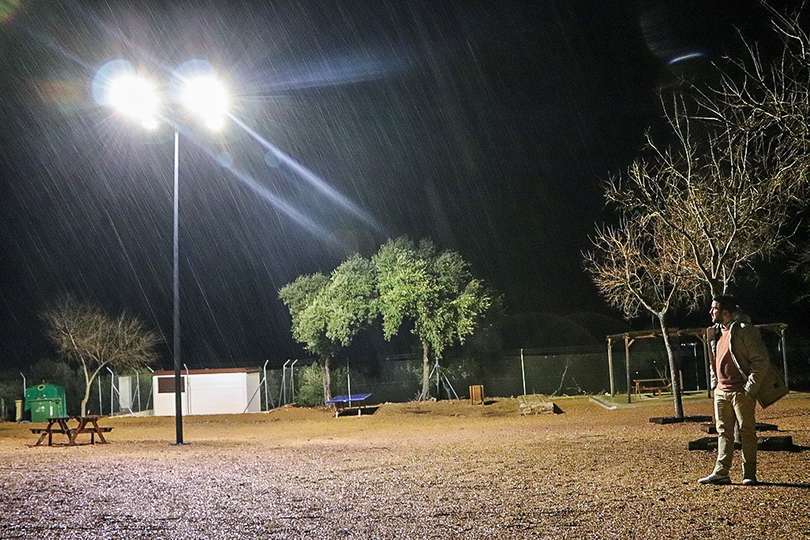 El concejal de Urbanismo comprobando la gran luminaria de cuatro brazos en Huerta Cuéllar