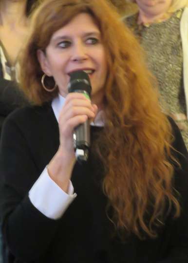 La cantante de música popular Elena Aranoa, garganta y corazón del pueblo con mayúsculas, que va introduciendo los diferentes cuadros de la escena con la propia y genuina raíz musical de la tierra