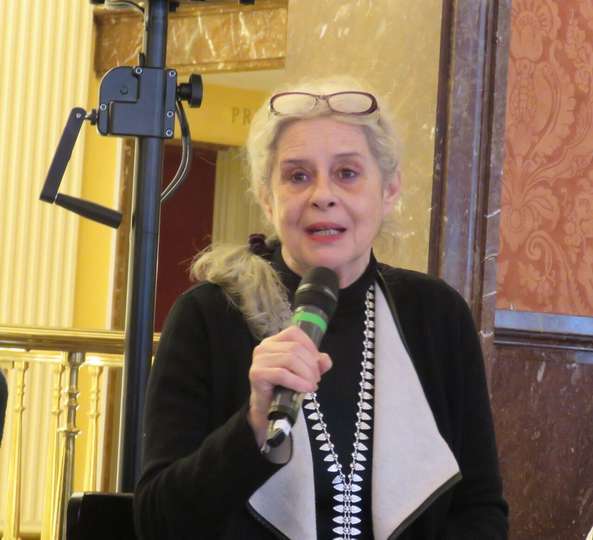 La actriz y cantante Vicky Peña (recientemente galardonada con la Medalla de Oro al Mérito en las Bellas Artes), en el papel de la casamentera Custodia