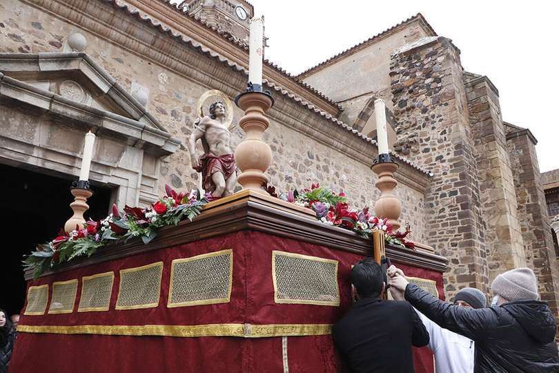 Dos personas enfermas, llamando a costaleros a reiniciar el paso