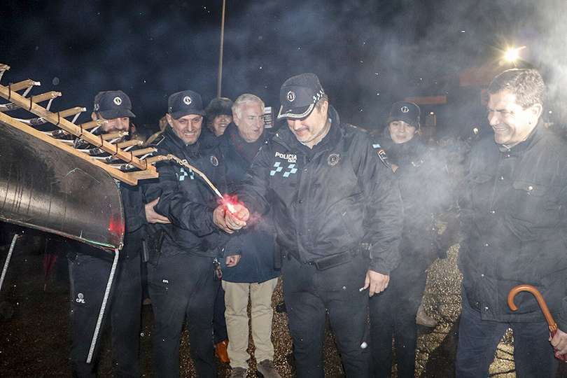 El subinspector jefe de la Policía Local, encendiendo uno de los toros de fuego