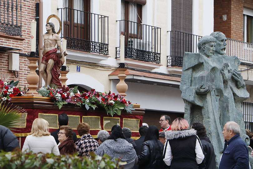 La imagen de san Sebastián, junto al monumento alegórico de los santos naturales de Almodóvar del Campo