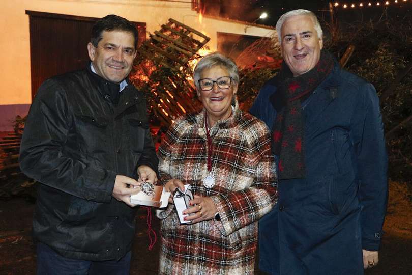La presidenta del colectivo vecinal entrega una medalla del patrón al presidente de la Diputación