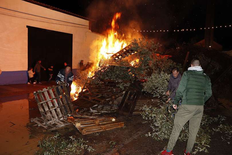 Vecinos del barrio en el encendido de la candelaria